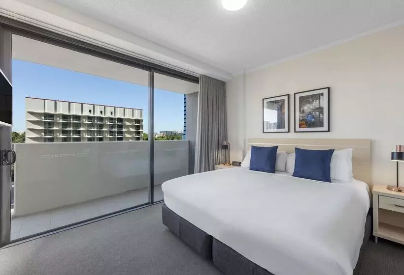 Отель Oaks Brisbane On Margaret Suites