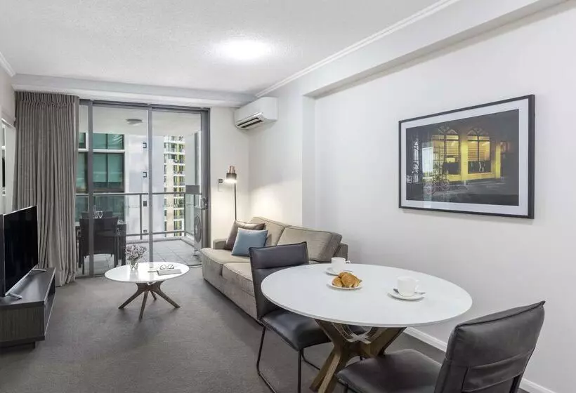Отель Oaks Brisbane On Margaret Suites