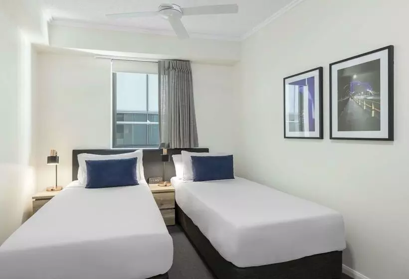 Отель Oaks Brisbane On Margaret Suites
