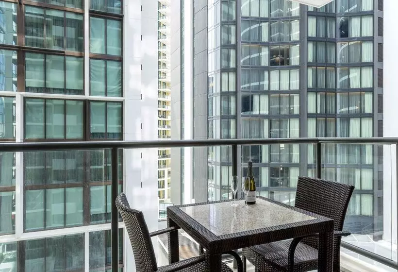 Отель Oaks Brisbane On Margaret Suites