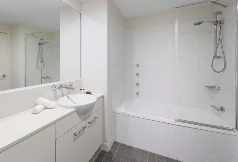 Отель Oaks Brisbane On Margaret Suites