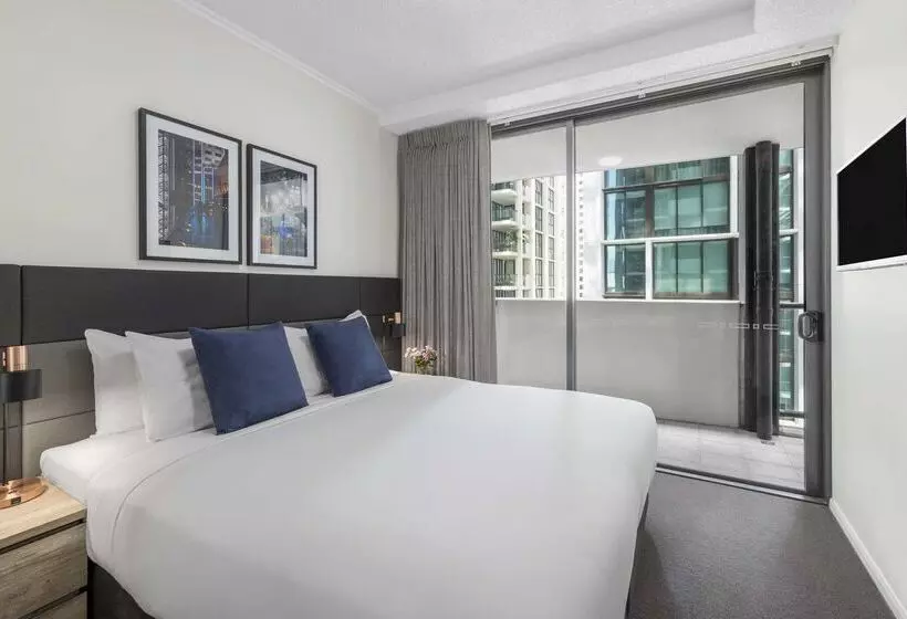 Отель Oaks Brisbane On Margaret Suites
