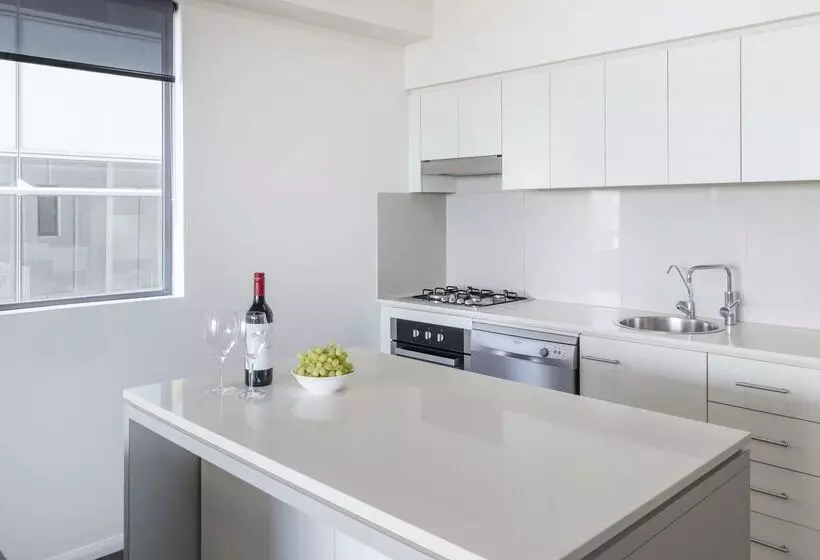 Отель Oaks Brisbane On Margaret Suites