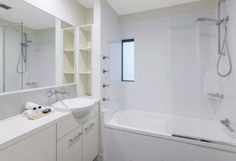 Отель Oaks Brisbane On Margaret Suites