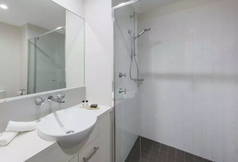 Отель Oaks Brisbane On Margaret Suites