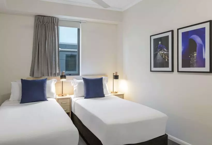 Отель Oaks Brisbane On Margaret Suites