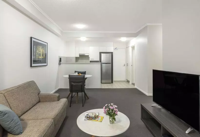 Отель Oaks Brisbane On Margaret Suites