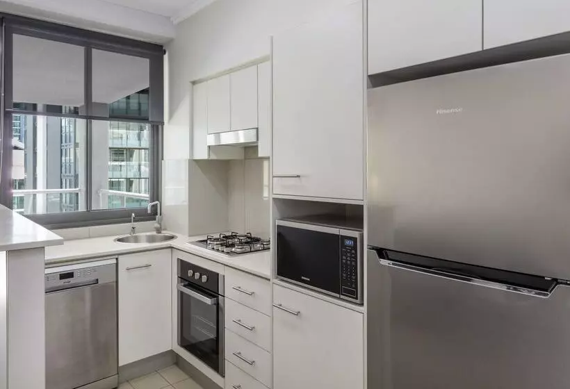 Отель Oaks Brisbane On Margaret Suites