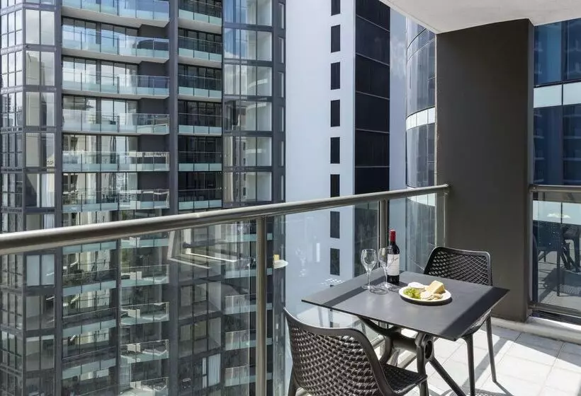 Отель Oaks Brisbane On Margaret Suites