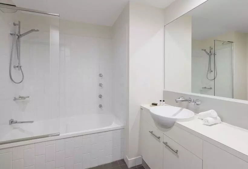 Отель Oaks Brisbane On Margaret Suites