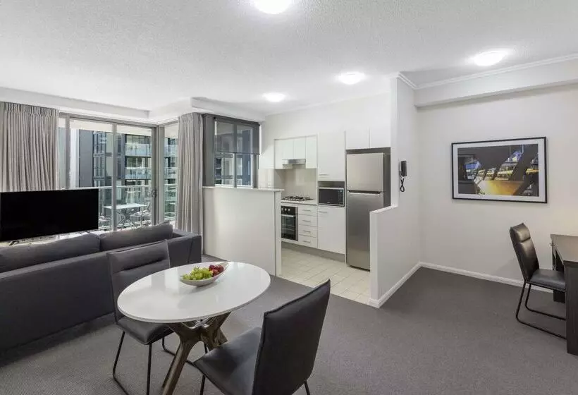 Отель Oaks Brisbane On Margaret Suites
