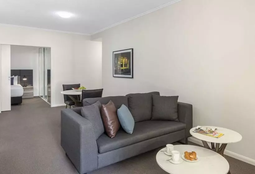 Отель Oaks Brisbane On Margaret Suites