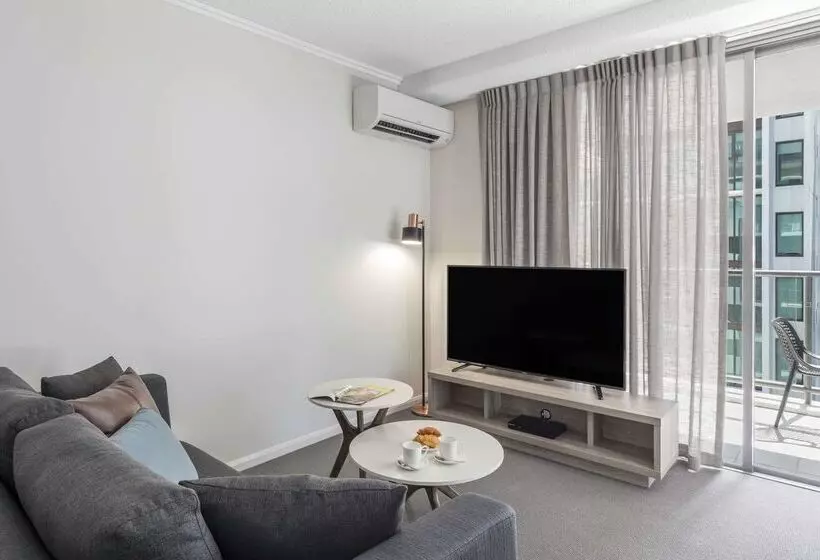 Отель Oaks Brisbane On Margaret Suites