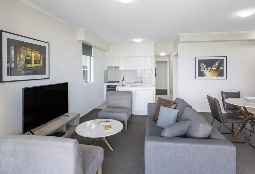 Отель Oaks Brisbane On Margaret Suites