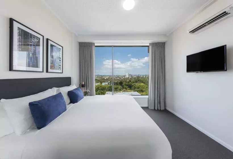 Отель Oaks Brisbane On Margaret Suites