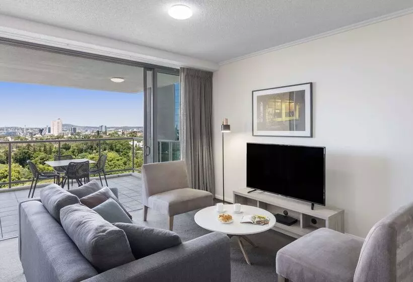 Отель Oaks Brisbane On Margaret Suites