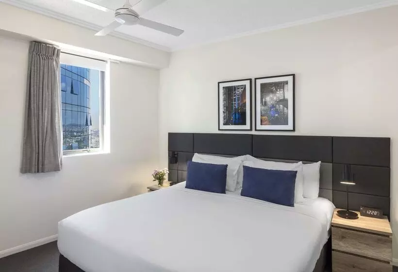 Отель Oaks Brisbane On Margaret Suites