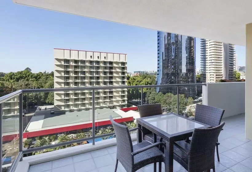 Отель Oaks Brisbane On Margaret Suites