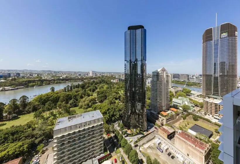 Отель Oaks Brisbane On Margaret Suites