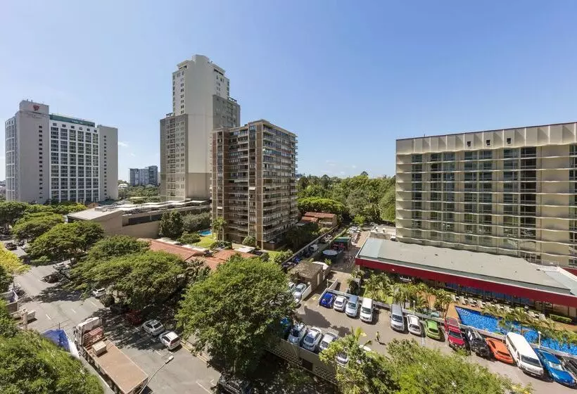 Отель Oaks Brisbane On Margaret Suites