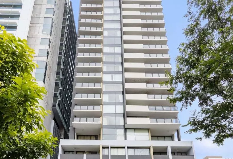 Отель Oaks Brisbane On Margaret Suites