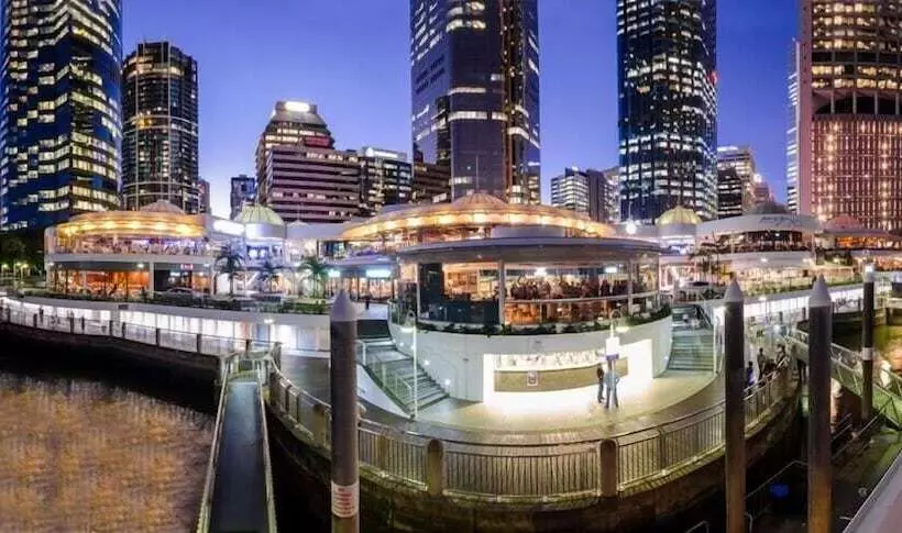 Отель Oaks Brisbane On Margaret Suites