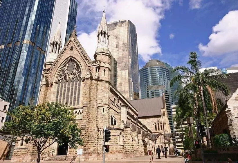 Отель Oaks Brisbane On Margaret Suites