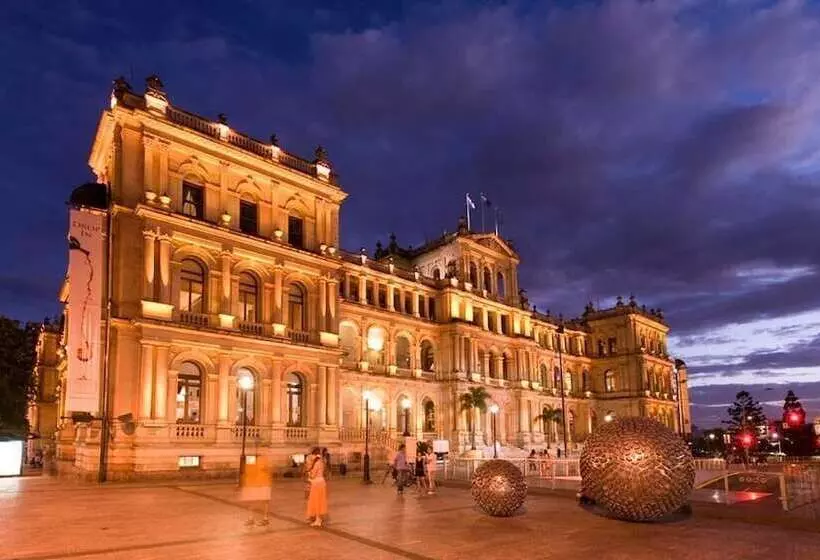 Отель Oaks Brisbane On Margaret Suites