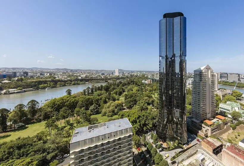 Отель Oaks Brisbane On Margaret Suites
