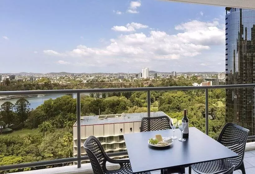 Отель Oaks Brisbane On Margaret Suites