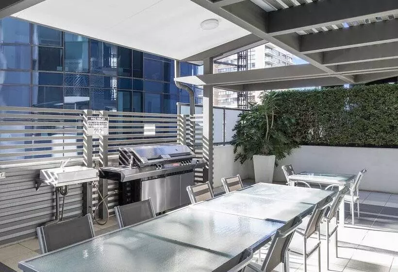 Отель Oaks Brisbane On Margaret Suites