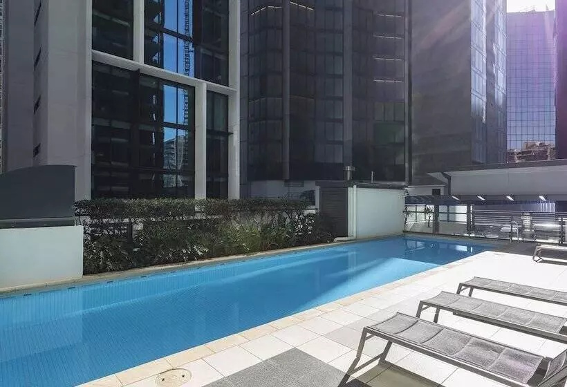 Отель Oaks Brisbane On Margaret Suites