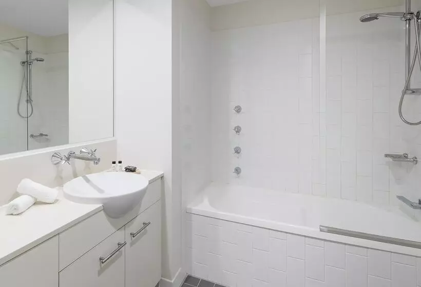 Отель Oaks Brisbane On Margaret Suites