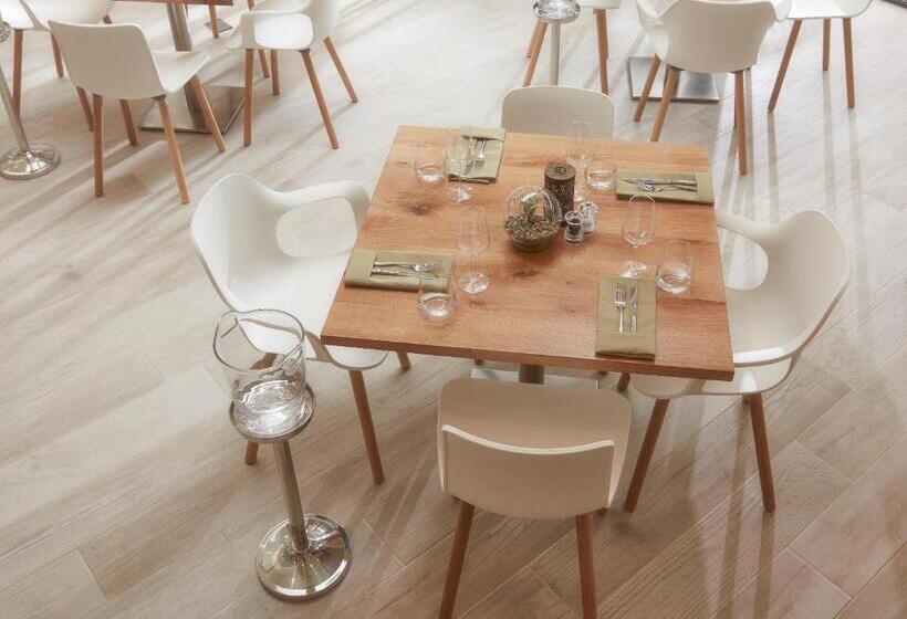 Отель Swinton Park