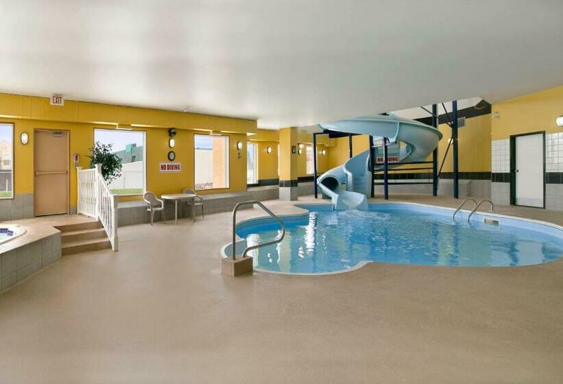 هتل Days Inn By Wyndham Prince Albert