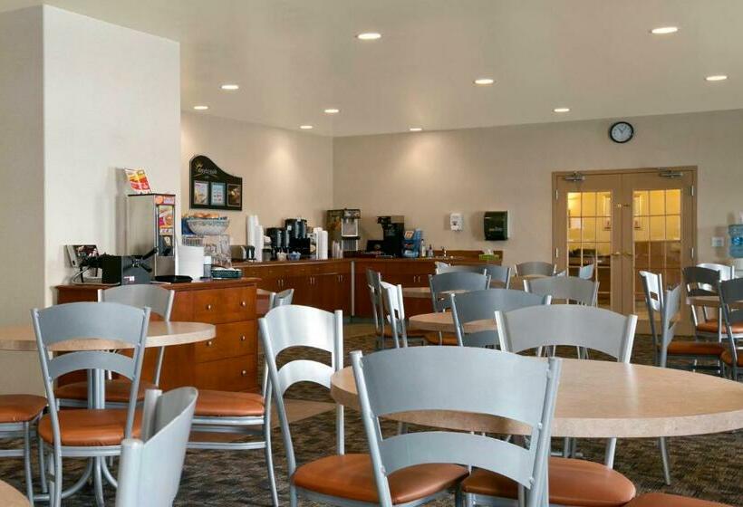 هتل Days Inn By Wyndham Prince Albert