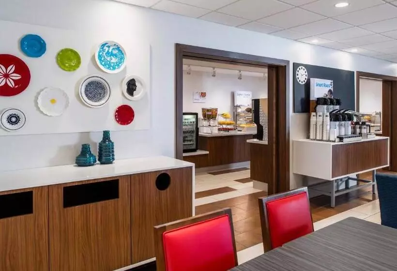 Отель Holiday Inn Express Airdrie, An Ihg