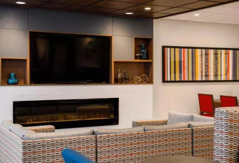 Отель Holiday Inn Express Airdrie, An Ihg