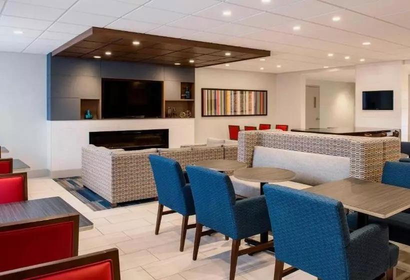 Отель Holiday Inn Express Airdrie, An Ihg