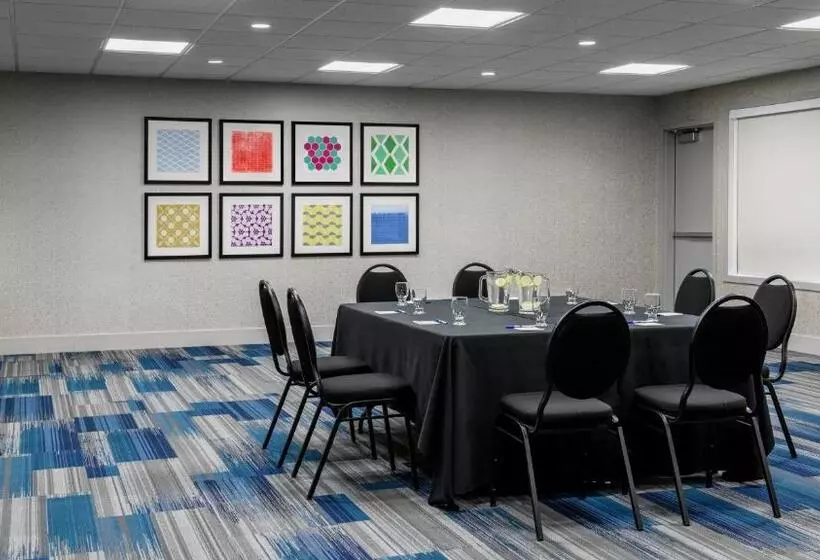 Отель Holiday Inn Express Airdrie, An Ihg