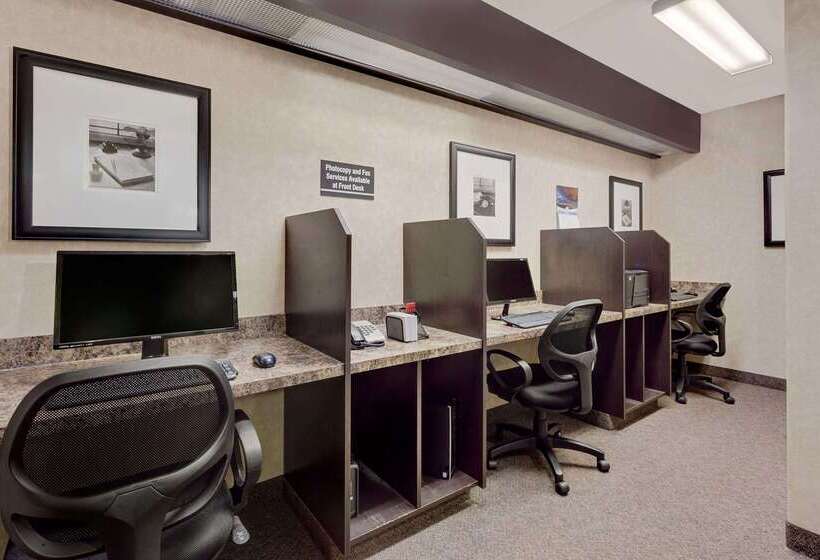 Отель Ramada By Wyndham Stettler