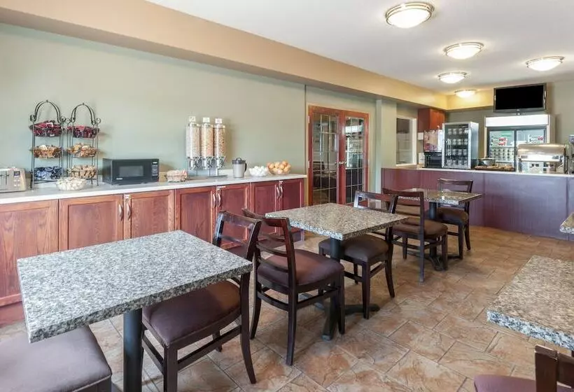 Отель Super 8 By Wyndham Fort Saskatchewan