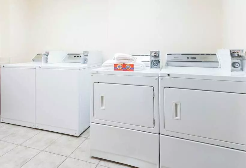 Отель Super 8 By Wyndham Fort Saskatchewan