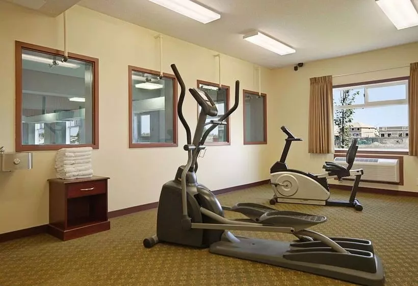 Отель Super 8 By Wyndham Fort Saskatchewan