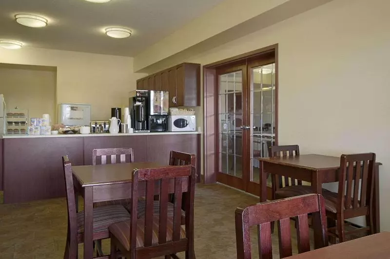 Отель Super 8 By Wyndham Fort Saskatchewan