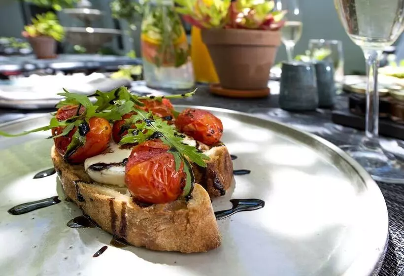 La Fontaine Boutique Hotel By The Oyster Collection