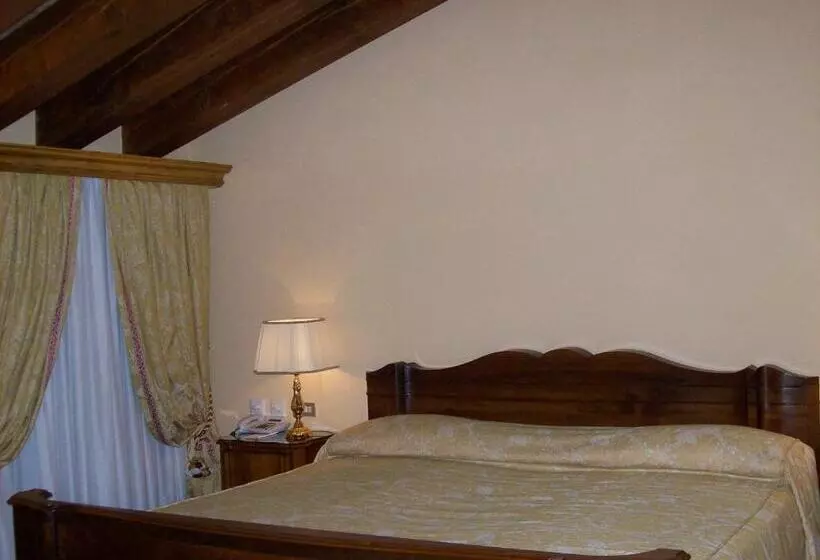 ホテル Villa Fenaroli Palace