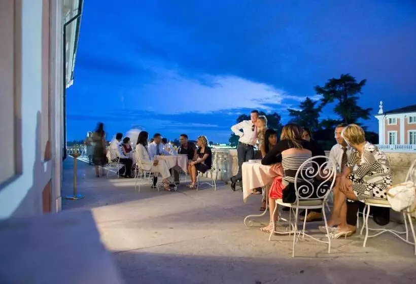 ホテル Villa Fenaroli Palace