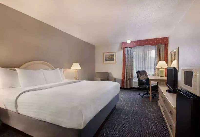 هتل Baymont By Wyndham Des Moines North