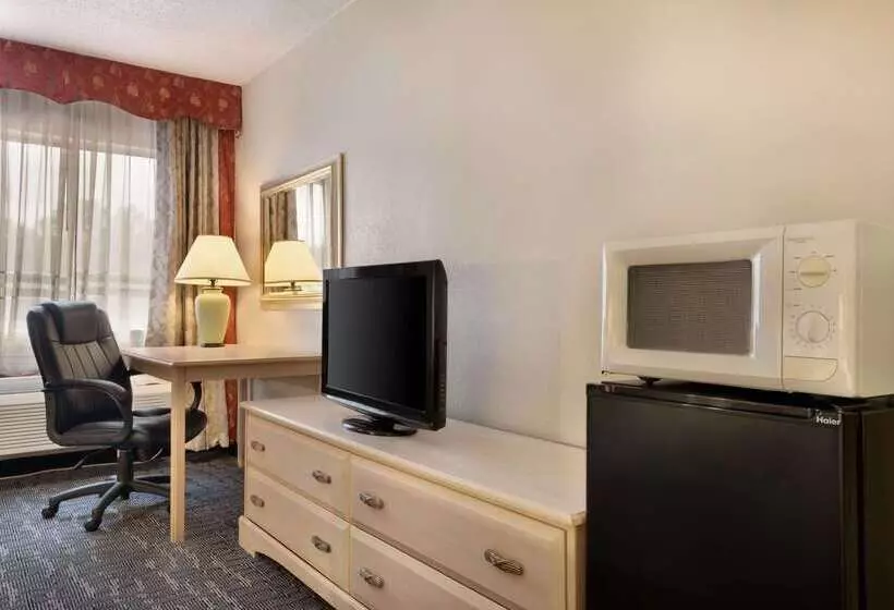 هتل Baymont By Wyndham Des Moines North